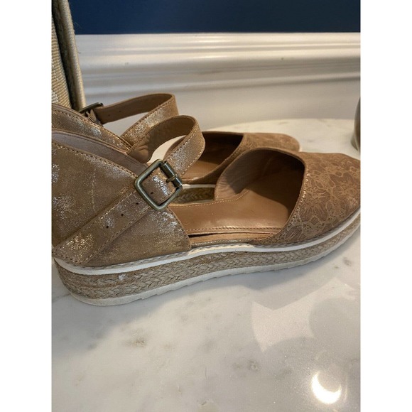 TRASK “Cammie” gold metallic embossed leather shoes from Sundance Women’s Size 8 - Picture 4 of 6